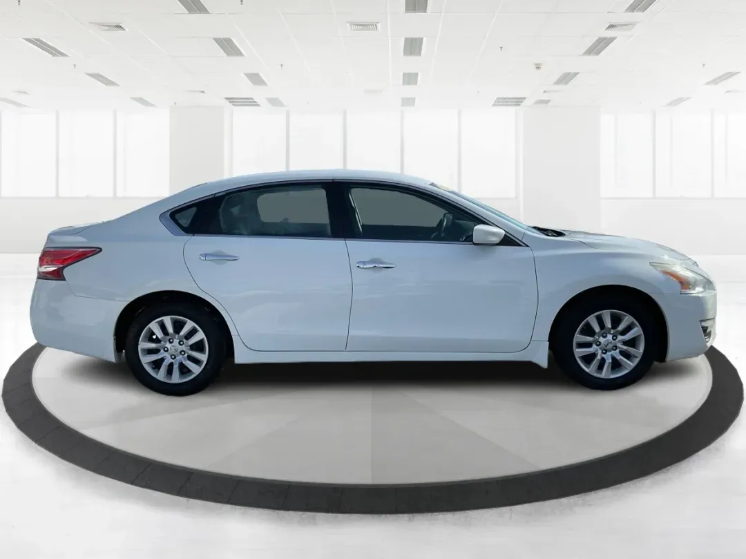 2015 Nissan Altima 2.5 S (1N4AL3AP4FC) with an 2.5L I-4 DOHC engine, located at 401 Woodman Dr, Riverside, OH, 45431, (937) 908-9800, 39.760899, -84.123421 - **Discover Adventure and Comfort with the 2015 Nissan Altima at Advantage Car and Credit - Riverside!**<br /> <br /> Are you ready to elevate your daily commute or embark on weekend adventures without breaking the bank? Say hello to the 2015 Nissan Altima, available now at Advantage Car and Credit i - Photo#1