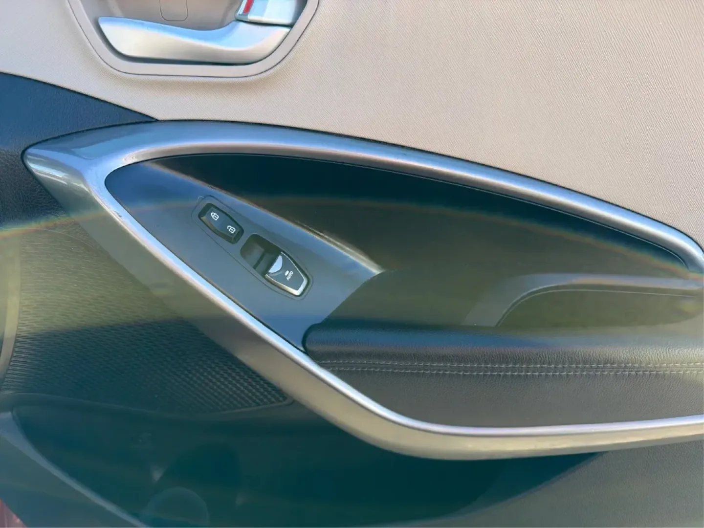 2017 Hyundai Santa Fe SE (KM8SMDHF0HU) with an 3.3L V-6 gasoline direct injection engine, 6A transmission, located at 1230 East Main St, Xenia, OH, 45385, (937) 908-9800, 39.688026, -83.910172 - **Adventure Awaits with This 2017 Hyundai Santa Fe SE - Your Ideal Family SUV!**<br /> <br /> Are you on the lookout for a versatile, spacious SUV that can easily accommodate your family's needs? Look no further than this stunning 2017 Hyundai Santa Fe SE, available now at Advantage Car and Credit i - Photo#19