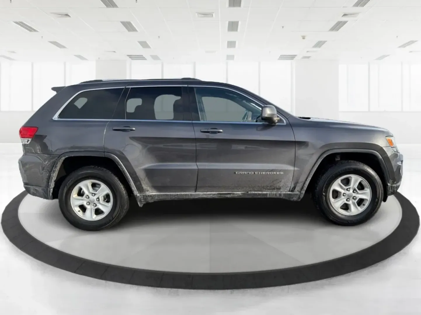 2016 Jeep Grand Cherokee Laredo (1C4RJFAG7GC) with an Pentastar 3.6L V-6 DOHC engine, 8A transmission, located at 1230 East Main St, Xenia, OH, 45385, (937) 908-9800, 39.688026, -83.910172 - ### Experience Adventure in Comfort with the 2016 Jeep Grand Cherokee Laredo <br /> <br /> If you're seeking a vehicle that can handle everything from daily commutes to weekend getaways, look no further than the 2016 Jeep Grand Cherokee Laredo. This robust SUV is perfect for both adventurous spirits - Photo#1