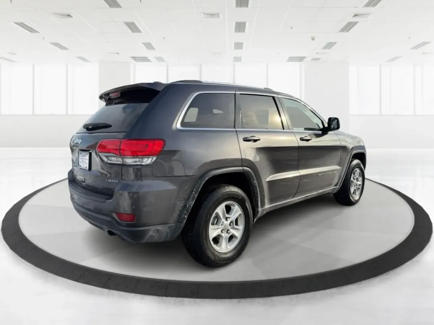 2016 Jeep Grand Cherokee Laredo (1C4RJFAG7GC) with an Pentastar 3.6L V-6 DOHC engine, 8A transmission, located at 1230 East Main St, Xenia, OH, 45385, (937) 908-9800, 39.688026, -83.910172 - ### Experience Adventure in Comfort with the 2016 Jeep Grand Cherokee Laredo <br /> <br /> If you're seeking a vehicle that can handle everything from daily commutes to weekend getaways, look no further than the 2016 Jeep Grand Cherokee Laredo. This robust SUV is perfect for both adventurous spirits - Photo#2