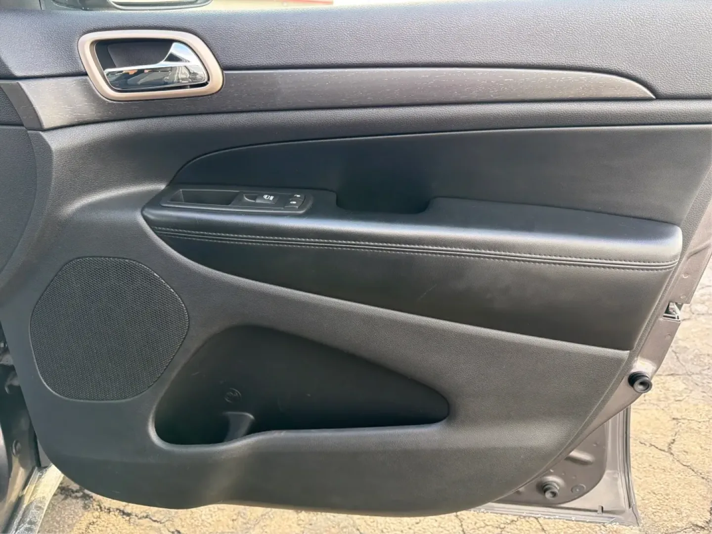 2016 Jeep Grand Cherokee Laredo (1C4RJFAG7GC) with an Pentastar 3.6L V-6 DOHC engine, 8A transmission, located at 1230 East Main St, Xenia, OH, 45385, (937) 908-9800, 39.688026, -83.910172 - ### Experience Adventure in Comfort with the 2016 Jeep Grand Cherokee Laredo <br /> <br /> If you're seeking a vehicle that can handle everything from daily commutes to weekend getaways, look no further than the 2016 Jeep Grand Cherokee Laredo. This robust SUV is perfect for both adventurous spirits - Photo#20