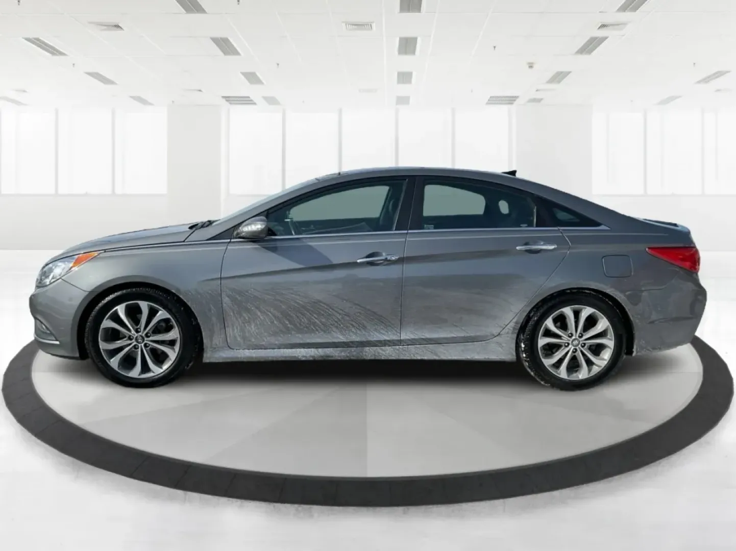 2014 Hyundai Sonata Limited 2.0T (5NPEC4AB3EH) with an 2L I-4 gasoline direct injection engine, 6-Speed Automatic transmission, located at 1951 S Dayton Lakeview Rd., New Carlisle, OH, 45344, (937) 908-9800, 39.890999, -84.050255 - Are you in search of the perfect blend of style, performance, and reliability for your daily commutes or family outings? Look no further! At Advantage Car and Credit in New Carlisle, OH, we proudly present this stunning 2014 Hyundai Sonata Limited 2.0T, a sedan designed for those who appreciate both - Photo#5