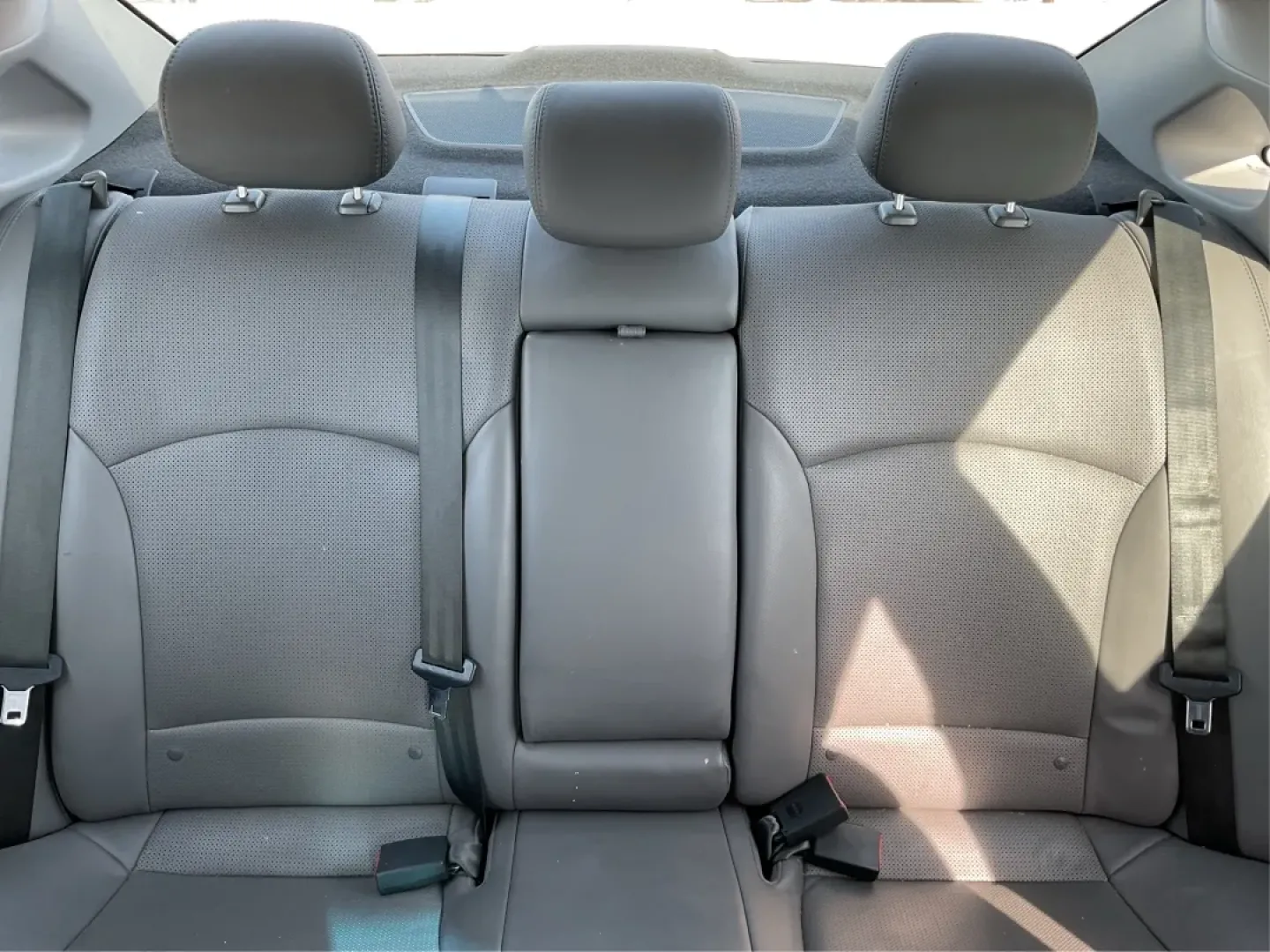 2014 Hyundai Sonata Limited 2.0T (5NPEC4AB3EH) with an 2L I-4 gasoline direct injection engine, 6-Speed Automatic transmission, located at 1951 S Dayton Lakeview Rd., New Carlisle, OH, 45344, (937) 908-9800, 39.890999, -84.050255 - Are you in search of the perfect blend of style, performance, and reliability for your daily commutes or family outings? Look no further! At Advantage Car and Credit in New Carlisle, OH, we proudly present this stunning 2014 Hyundai Sonata Limited 2.0T, a sedan designed for those who appreciate both - Photo#14