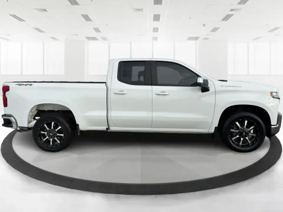 2020 Chevrolet Silverado 1500 4WD Double Cab Standard Bed LT (1GCRYDED6LZ) with an 5.3L V8 OHV 16V engine, 6A transmission, located at 4508 South Dixie Dr, Moraine, OH, 45439, (937) 908-9800, 39.689976, -84.218452 - Are you ready to tackle your next big adventure without breaking the bank? The 2020 Chevrolet Silverado 1500 at Advantage Car and Credit in Piqua, OH, is your ideal companion for weekend getaways, family outings, or simply conquering your daily commute. With its rugged capabilities and comfortable r - Photo#1