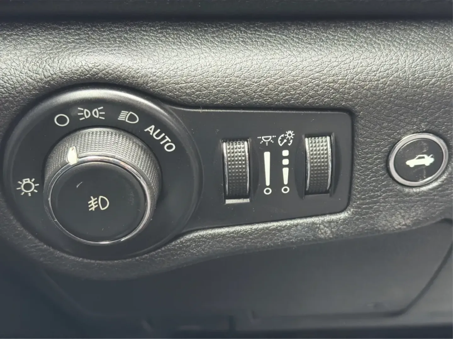 2016 Chrysler 200 S (1C3CCCBB9GN) with an Pentastar 3.6L V-6 DOHC engine, 9A transmission, located at 1951 S Dayton Lakeview Rd., New Carlisle, OH, 45344, (937) 908-9800, 39.890999, -84.050255 - Elevate your driving experience and embrace adventure with the 2016 Chrysler 200 S, now available at Advantage Car and Credit, your trusted Buy Here Pay Here dealership located at 1951 S Dayton-Lakeview Rd, New Carlisle, OH 45344. Whether you're commuting through the bustling streets of New Carlisle - Photo#17