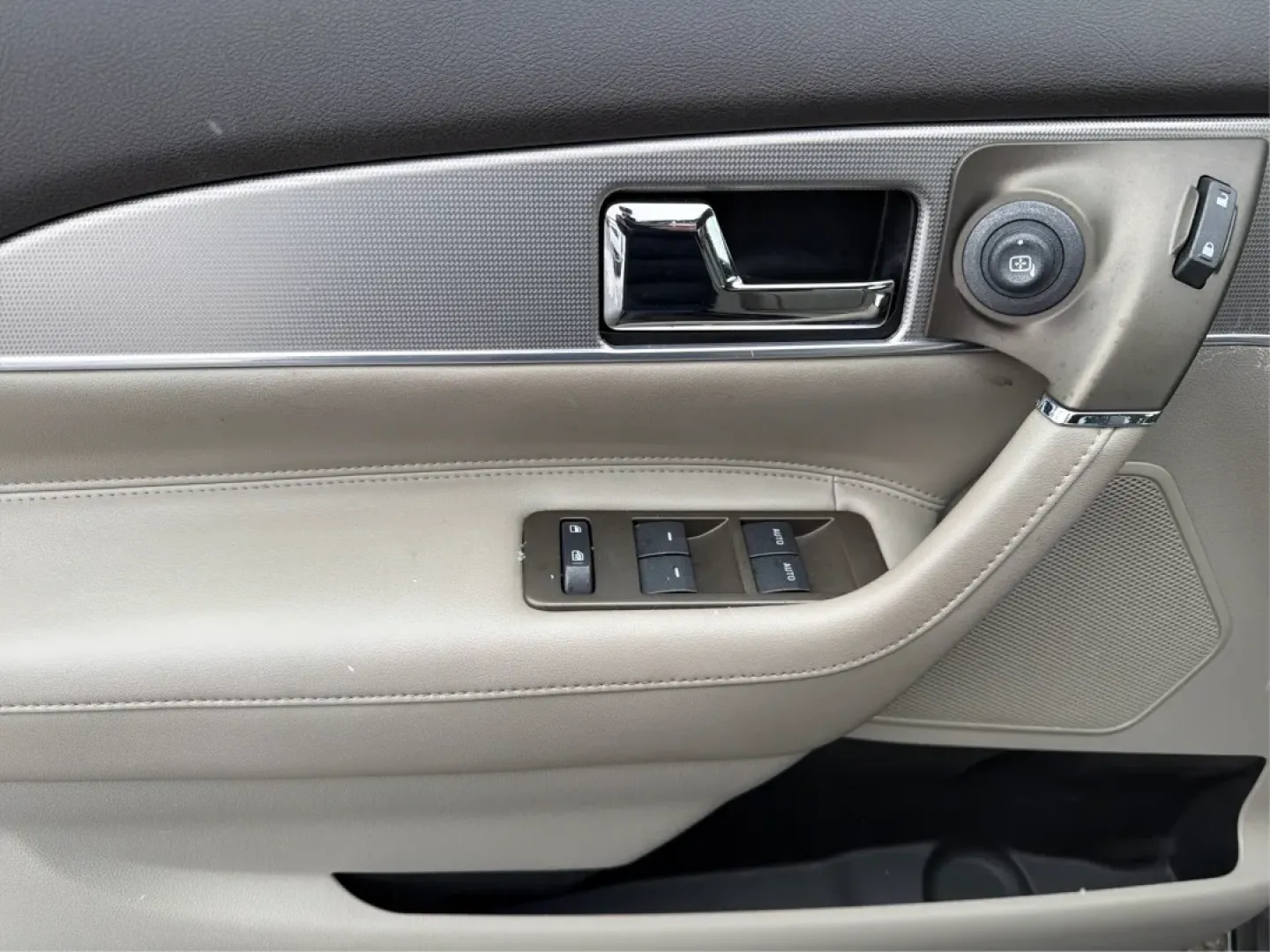 2011 Lincoln MKX Base (2LMDJ6JK8BB) with an Other engine, located at 8750 N County Rd 25A, Piqua, OH, 45356, (937) 908-9800, 40.164391, -84.232513 - **Discover Comfort and Style with This 2011 Lincoln MKX at Advantage Car and Credit - Piqua!**<br /> <br /> Are you in the market for a vehicle that perfectly combines luxury, comfort, and versatility? Look no further! The 2011 Lincoln MKX is the ideal choice for growing families, busy professionals - Photo#19