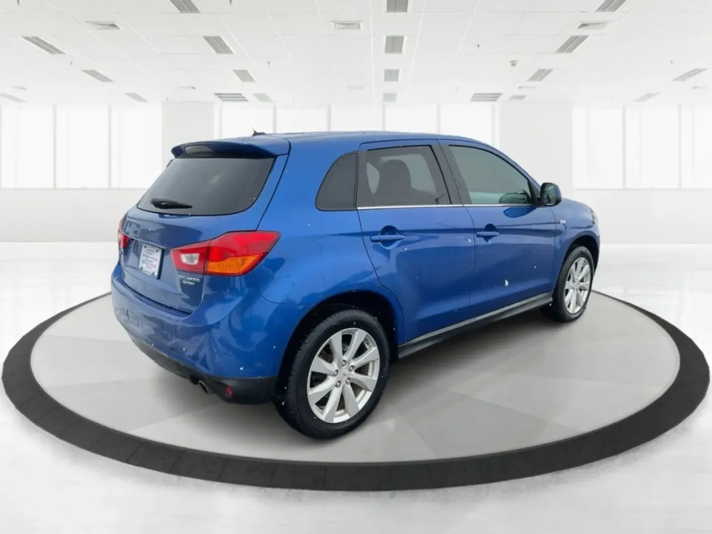 2015 Mitsubishi Outlander SE (4A4AR4AU6FE) with an 2L I-4 DOHC engine, located at 401 Woodman Dr, Riverside, OH, 45431, (937) 908-9800, 39.760899, -84.123421 - **Discover Your Next Adventure with the 2015 Mitsubishi Outlander SE at Advantage Car and Credit - Riverside!**<br /> <br /> Are you ready to elevate your family outings or weekend getaways? The 2015 Mitsubishi Outlander SE is the perfect companion for those who crave versatility and comfort. Design - Photo#2