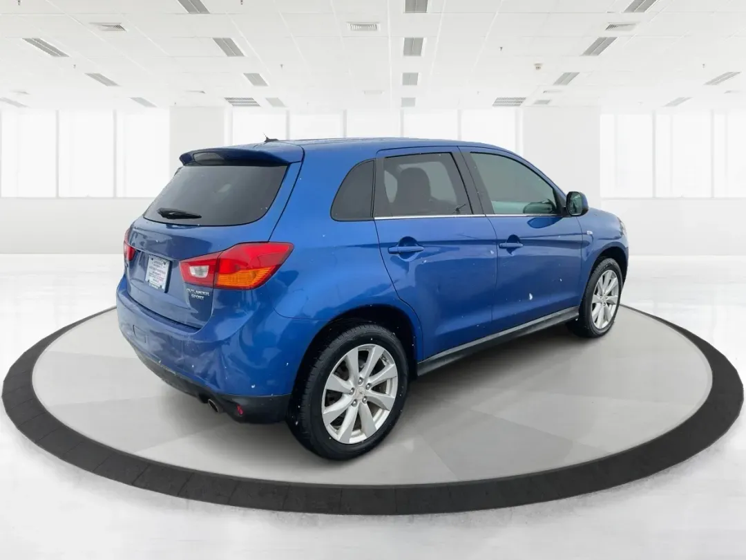 2015 Mitsubishi Outlander SE (4A4AR4AU6FE) with an 2L I-4 DOHC engine, located at 401 Woodman Dr, Riverside, OH, 45431, (937) 908-9800, 39.760899, -84.123421 - **Discover Your Next Adventure with the 2015 Mitsubishi Outlander SE at Advantage Car and Credit - Riverside!**<br /> <br /> Are you ready to elevate your family outings or weekend getaways? The 2015 Mitsubishi Outlander SE is the perfect companion for those who crave versatility and comfort. Design - Photo#2