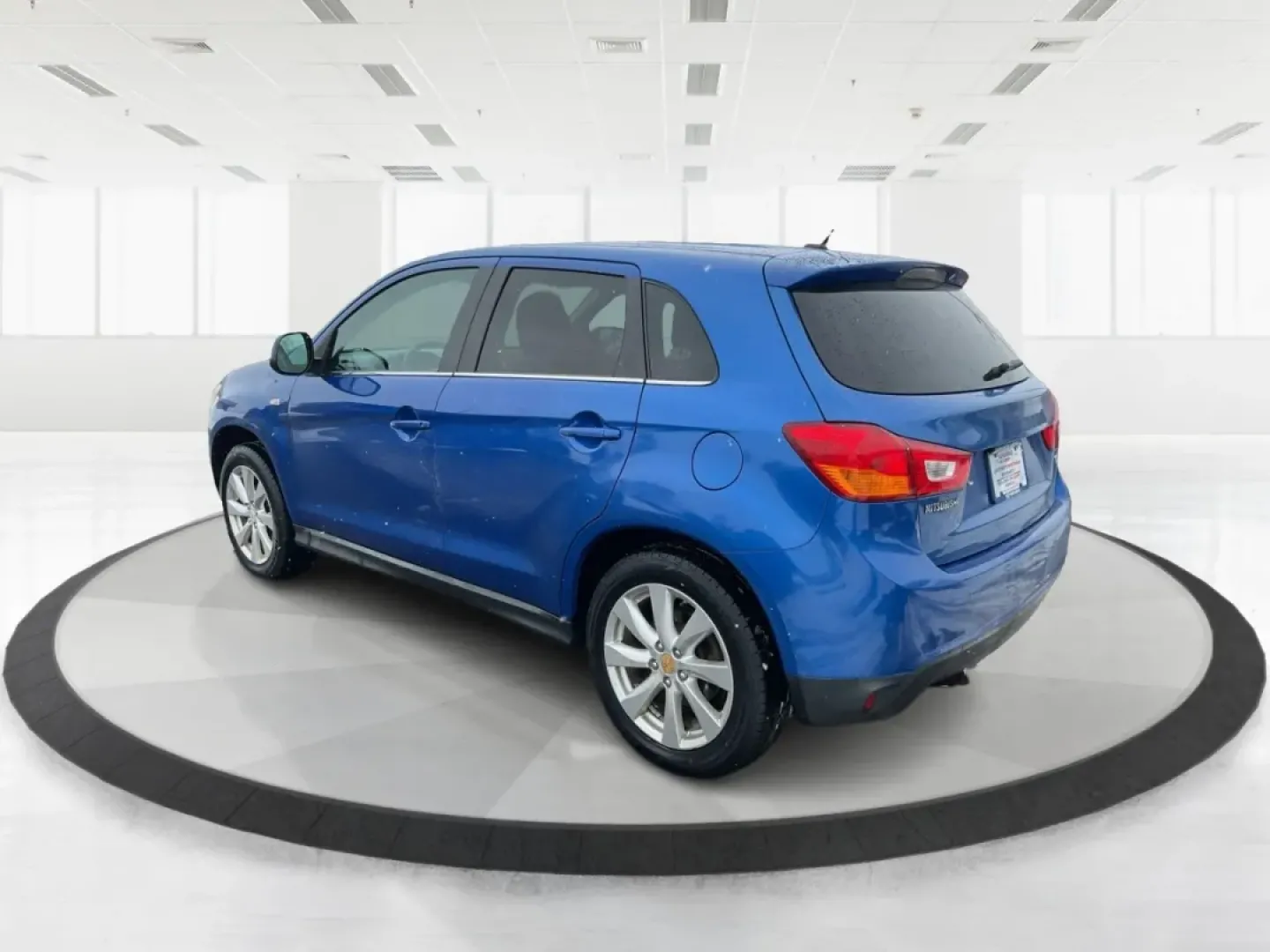 2015 Mitsubishi Outlander SE (4A4AR4AU6FE) with an 2L I-4 DOHC engine, located at 401 Woodman Dr, Riverside, OH, 45431, (937) 908-9800, 39.760899, -84.123421 - **Discover Your Next Adventure with the 2015 Mitsubishi Outlander SE at Advantage Car and Credit - Riverside!**<br /> <br /> Are you ready to elevate your family outings or weekend getaways? The 2015 Mitsubishi Outlander SE is the perfect companion for those who crave versatility and comfort. Design - Photo#3