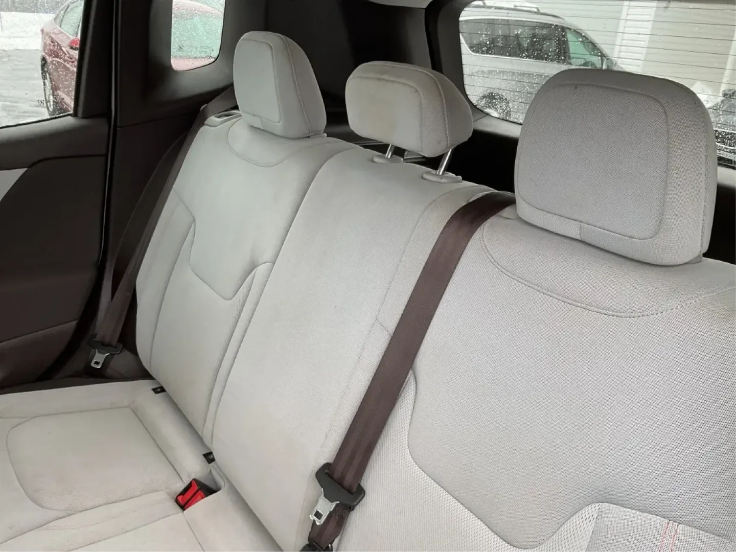 2015 Jeep Renegade Latitude (ZACCJBBT4FP) with an 2.4L L4 engine, 6-Speed Manual transmission, located at 1230 East Main St, Xenia, OH, 45385, (937) 908-9800, 39.688026, -83.910172 - Ready for a life that doesn't stop when the pavement ends? This 2015 Jeep Renegade Latitude 4WD in Alpine White is built for the Xenia lifestyle-weekday commutes down US-35, quick runs to grocery stores near downtown, and spontaneous weekend getaways to Caesar Creek State Park or John Bryan State Pa - Photo#10