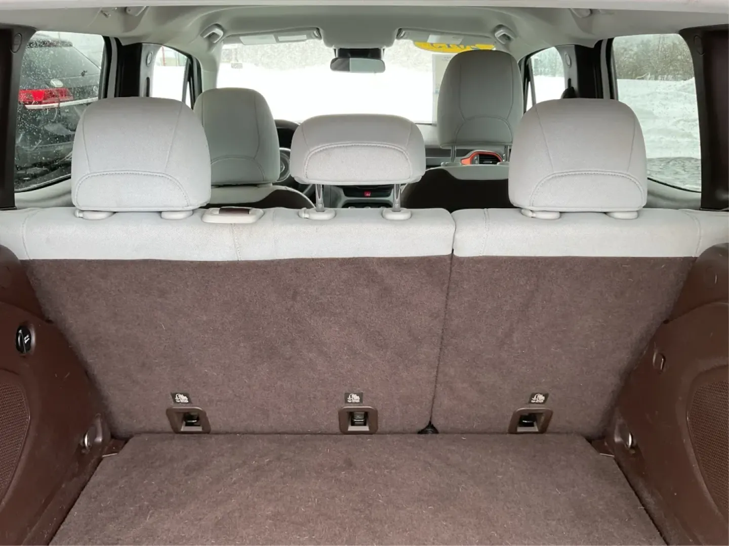 2015 Jeep Renegade Latitude (ZACCJBBT4FP) with an 2.4L L4 engine, 6-Speed Manual transmission, located at 1230 East Main St, Xenia, OH, 45385, (937) 908-9800, 39.688026, -83.910172 - Ready for a life that doesn't stop when the pavement ends? This 2015 Jeep Renegade Latitude 4WD in Alpine White is built for the Xenia lifestyle-weekday commutes down US-35, quick runs to grocery stores near downtown, and spontaneous weekend getaways to Caesar Creek State Park or John Bryan State Pa - Photo#12