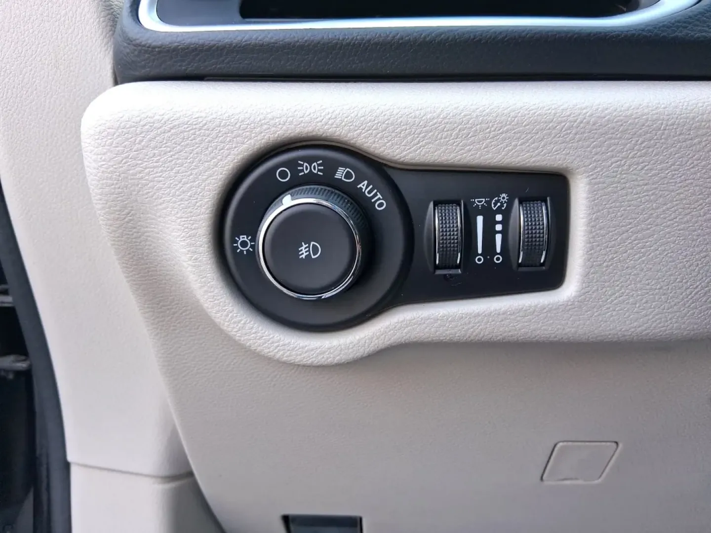 2017 Chrysler Pacifica Touring-L Plus (2C4RC1EG7HR) with an Pentastar 3.6L V-6 DOHC engine, 9A transmission, located at 1951 S Dayton Lakeview Rd., New Carlisle, OH, 45344, (937) 908-9800, 39.890999, -84.050255 - Load up the kids, the gear, and the playlist-this 2017 Chrysler Pacifica Touring-L Plus is built for real life in New Carlisle, from school drop-offs and long commutes to weekend trips out toward Buck Creek State Park. If you've been hunting for a comfortable, family-ready passenger van with premium - Photo#16