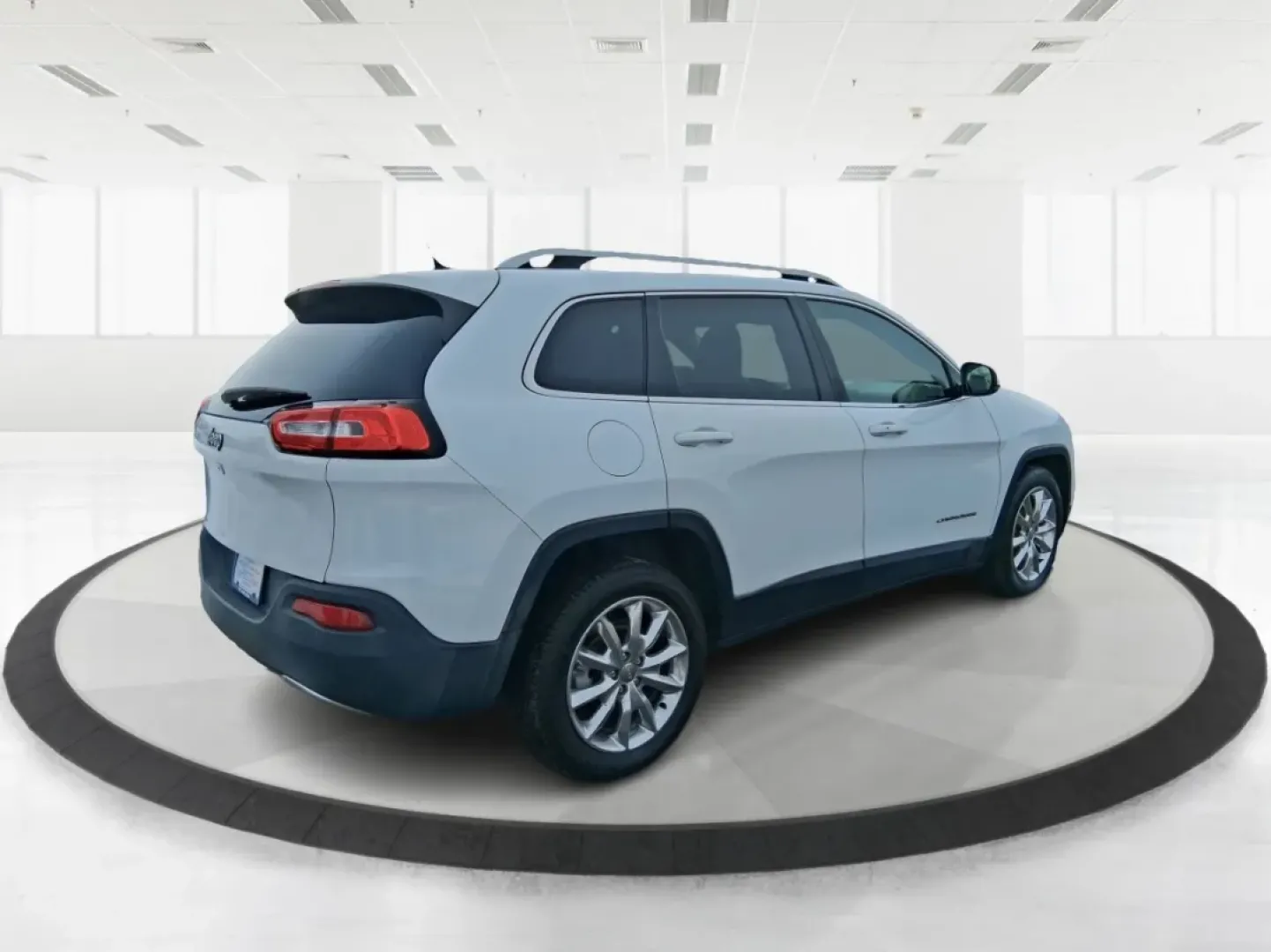 2014 Jeep Cherokee Limited (1C4PJLDB5EW) with an 2.4L L4 DOHC 16V engine, 9-Speed Automatic transmission, located at 401 Woodman Dr, Riverside, OH, 45431, (937) 908-9800, 39.760899, -84.123421 - Picture your next Ohio weekend: loading up the cooler, pointing the hood toward Eastwood MetroPark, and cruising I-675 or US35 with room for friends, gear, and comfort. This 2014 Jeep Cherokee Limited is the kind of crossover that fits real life in Riverside-school runs, long commutes to Wright-Patt - Photo#2