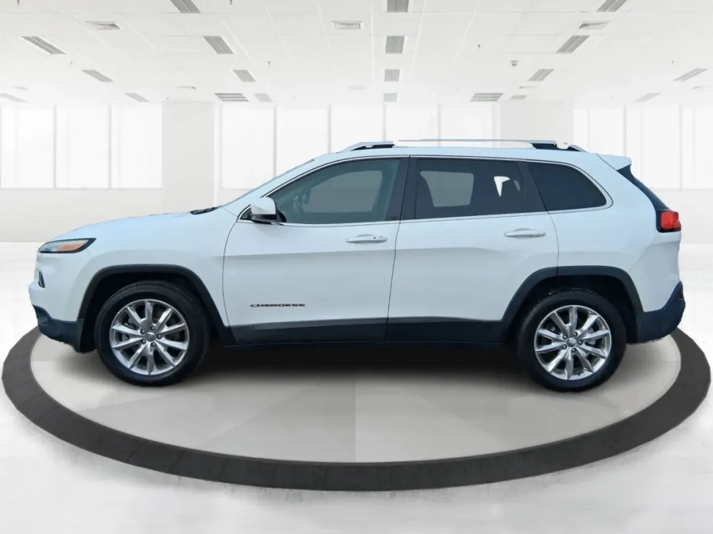 2014 Jeep Cherokee Limited (1C4PJLDB5EW) with an 2.4L L4 DOHC 16V engine, 9-Speed Automatic transmission, located at 401 Woodman Dr, Riverside, OH, 45431, (937) 908-9800, 39.760899, -84.123421 - Picture your next Ohio weekend: loading up the cooler, pointing the hood toward Eastwood MetroPark, and cruising I-675 or US35 with room for friends, gear, and comfort. This 2014 Jeep Cherokee Limited is the kind of crossover that fits real life in Riverside-school runs, long commutes to Wright-Patt - Photo#5