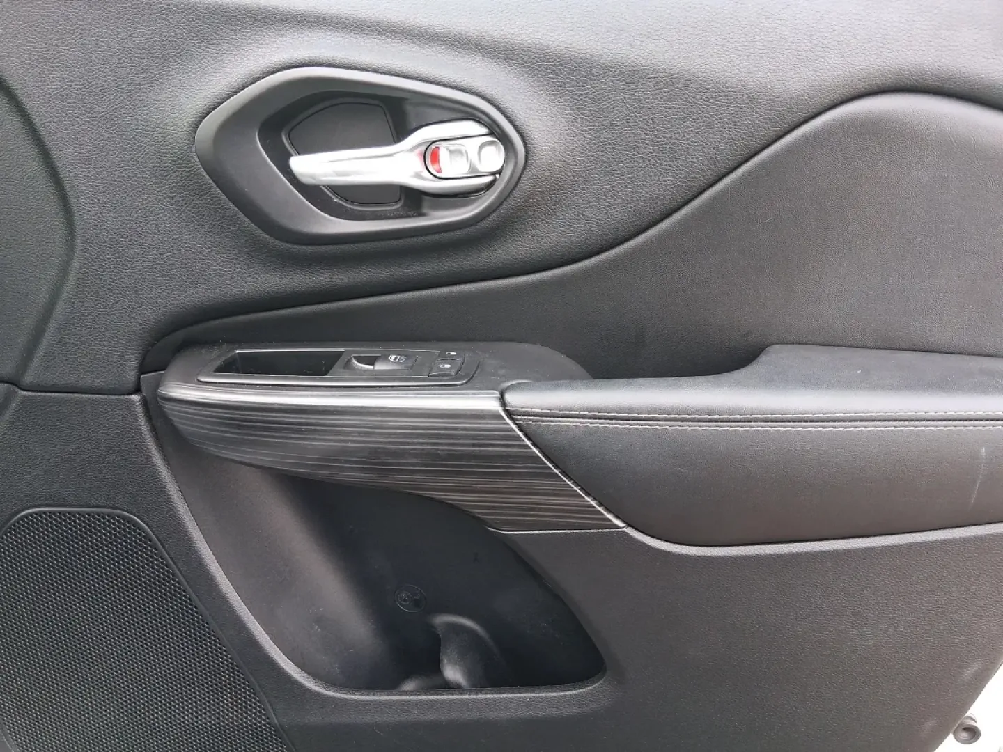 2014 Jeep Cherokee Limited (1C4PJLDB5EW) with an 2.4L L4 DOHC 16V engine, 9-Speed Automatic transmission, located at 401 Woodman Dr, Riverside, OH, 45431, (937) 908-9800, 39.760899, -84.123421 - Picture your next Ohio weekend: loading up the cooler, pointing the hood toward Eastwood MetroPark, and cruising I-675 or US35 with room for friends, gear, and comfort. This 2014 Jeep Cherokee Limited is the kind of crossover that fits real life in Riverside-school runs, long commutes to Wright-Patt - Photo#20