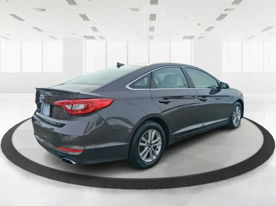 2016 Hyundai Sonata SE (5NPE24AF9GH) with an 2.4L I-4 gasoline direct injection engine, 7A transmission, located at 4508 South Dixie Dr, Moraine, OH, 45439, (937) 908-9800, 39.689976, -84.218452 - Need a dependable daily driver that can handle the school run, the I-75 commute, and the occasional weekend getaway without draining your budget? This 2016 Hyundai Sonata SE in rich Dark Truffle is the kind of comfortable, efficient sedan that fits real life in Vandalia-easy to park, smooth on longe - Photo#2