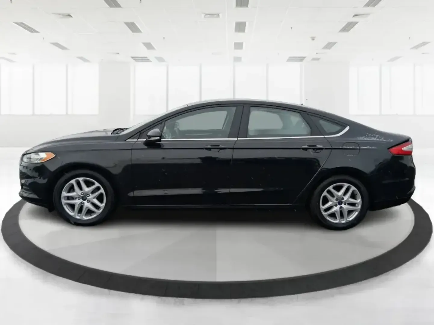 2014 Ford Fusion SE (1FA6P0H77E5) with an 2.5L L4 DOHC 16V engine, Automatic transmission, located at 1230 East Main St, Xenia, OH, 45385, (937) 908-9800, 39.688026, -83.910172 - Need a dependable sedan for the daily commute up I75, school drop-offs around Vandalia-Butler City Schools, and comfortable weekend drives to the National Museum of the U.S. Air Force? This 2014 Ford Fusion SE is built for real life-smooth on longer stretches of E. National Road, easy to park for er - Photo#5