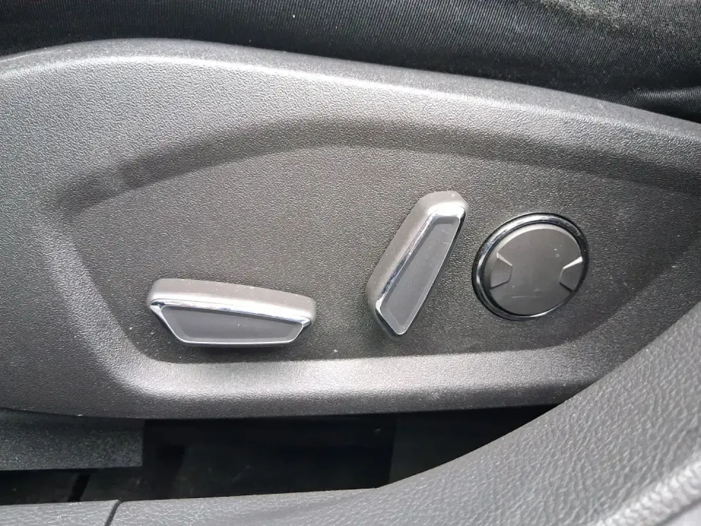 2014 Ford Fusion SE (1FA6P0H77E5) with an 2.5L L4 DOHC 16V engine, Automatic transmission, located at 1230 East Main St, Xenia, OH, 45385, (937) 908-9800, 39.688026, -83.910172 - Need a dependable sedan for the daily commute up I75, school drop-offs around Vandalia-Butler City Schools, and comfortable weekend drives to the National Museum of the U.S. Air Force? This 2014 Ford Fusion SE is built for real life-smooth on longer stretches of E. National Road, easy to park for er - Photo#19