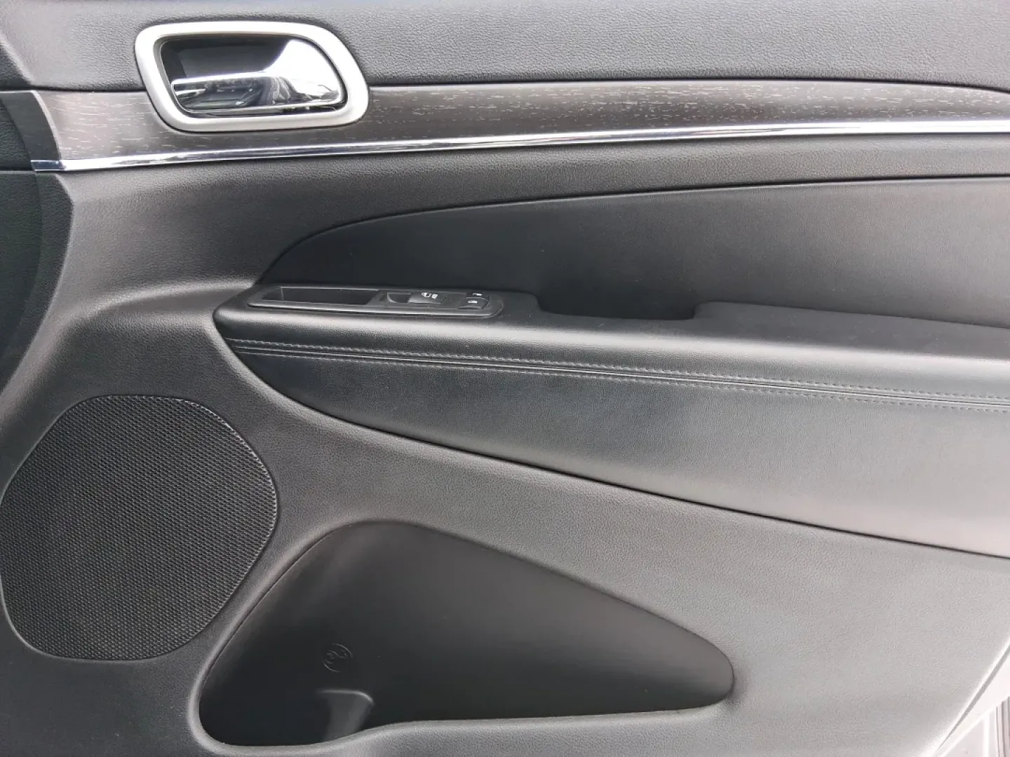 2018 Jeep Grand Cherokee Limited 4x4 (1C4RJFBGXJC) with an 3.6L V6 DOHC 24V engine, 8A transmission, located at 8750 N County Rd 25A, Piqua, OH, 45356, (937) 908-9800, 40.164391, -84.232513 - Load up the kids, the dog, and the cooler-or point the nose toward a weekend cabin-and let this 2018 Jeep Grand Cherokee Limited 4x4 handle the plan. With confident 4WD capability and a premium, comfortable cabin, it's a smart fit for Ohio drivers who want one SUV that can do school runs, long commu - Photo#20