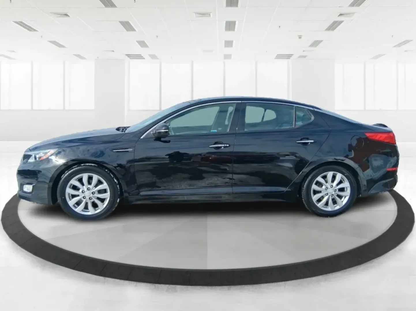 2015 Kia Optima EX (5XXGN4A78FG) with an Theta II 2.4L I-4 gasoline direct injection engine, 6-Speed Automatic transmission, located at 401 Woodman Dr, Riverside, OH, 45431, (937) 908-9800, 39.760899, -84.123421 - If your week is packed with I675 commuting, school drop-offs, and the occasional dinner run to The Greene or a weekend drive out toward Wright-Patterson Air Force Base, this 2015 Kia Optima EX is the kind of sedan that keeps life moving comfortably-without draining your budget. Finished in sleek Ebo - Photo#5