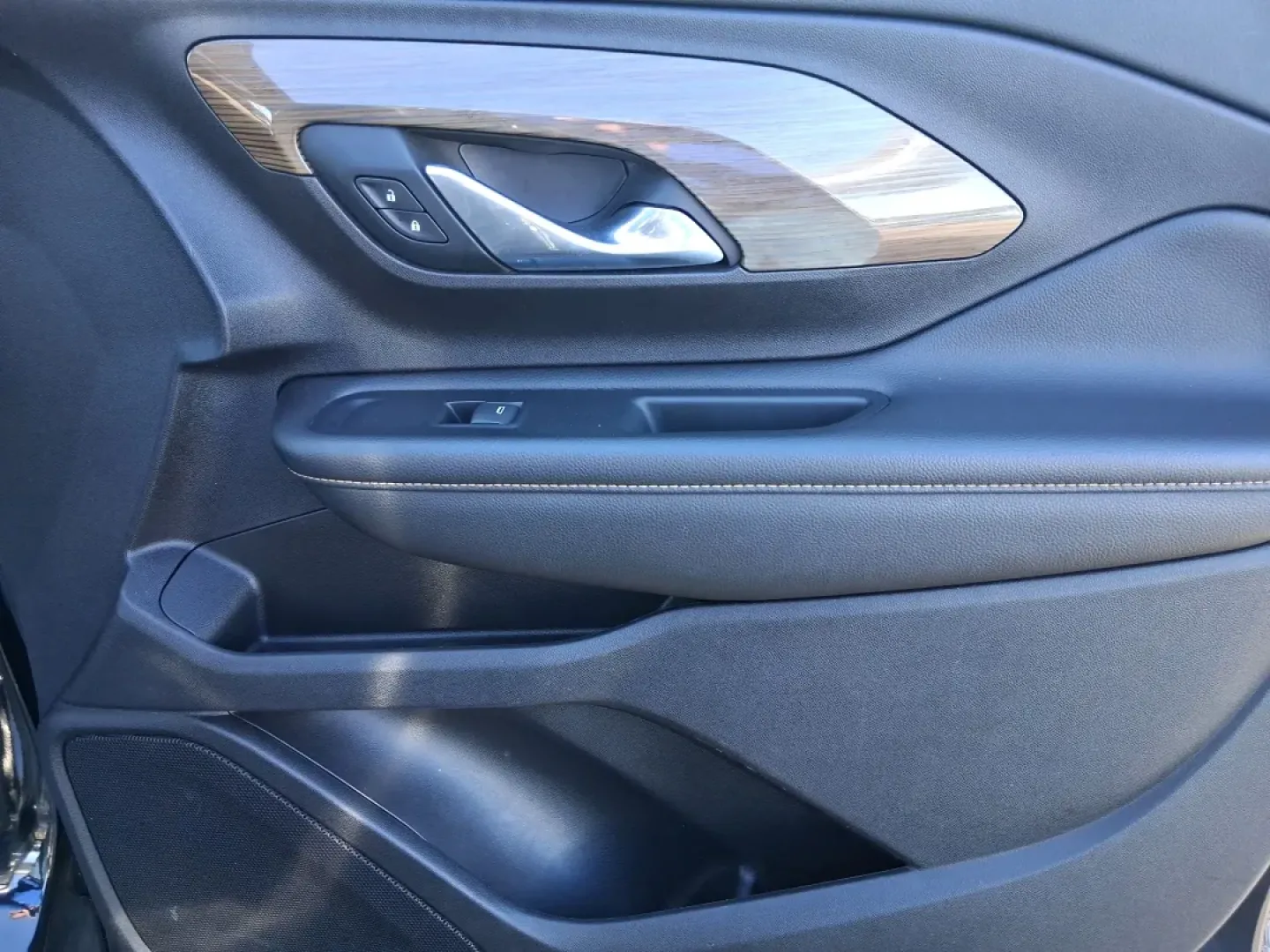 2018 GMC Terrain SLE (3GKALTEV1JL) with an 1.4L L4 DOHC 16V TURBO engine, 6A transmission, located at 1951 S Dayton Lakeview Rd., New Carlisle, OH, 45344, (937) 908-9800, 39.890999, -84.050255 - Picture your next weekend: a quick grocery run in town, a smooth commute down I70, then a spontaneous road trip to Dayton's RiverScape MetroPark or a family day at the Clark County Fairgrounds-without worrying about space, weather, or comfort. This 2018 GMC Terrain SLE in striking Ebony Twilight Met - Photo#20