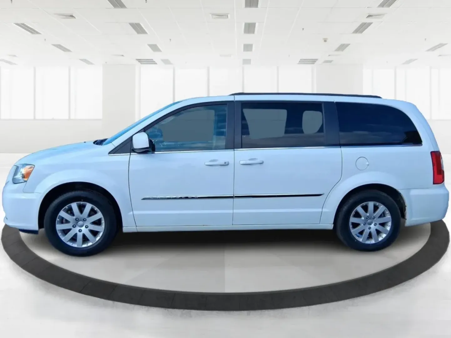 2015 Chrysler Town and Country Touring (2C4RC1BG1FR) with an 3.6L V-6 DOHC engine, 6-Speed Automatic transmission, located at 880 E. National Road, Vandalia, OH, 45377, (937) 908-9800, 39.891918, -84.183594 - Pack up the kids, load the cooler, and point the nose toward a weekend road trip-this 2015 Chrysler Town and Country Touring is built for real life in West Central Ohio. Whether you're shuttling a growing family to school and sports, commuting from Piqua to Troy, or planning an easy getaway up I-7 - Photo#5