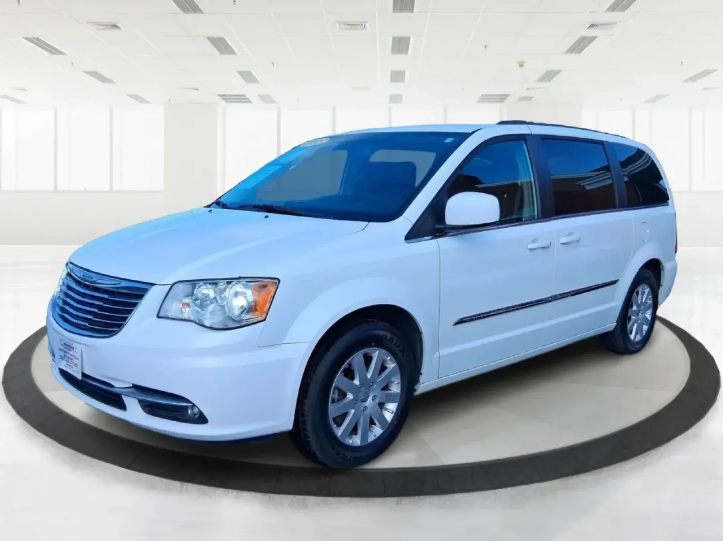 2015 Chrysler Town and Country Touring (2C4RC1BG1FR) with an 3.6L V-6 DOHC engine, 6-Speed Automatic transmission, located at 880 E. National Road, Vandalia, OH, 45377, (937) 908-9800, 39.891918, -84.183594 - Pack up the kids, load the cooler, and point the nose toward a weekend road trip-this 2015 Chrysler Town and Country Touring is built for real life in West Central Ohio. Whether you're shuttling a growing family to school and sports, commuting from Piqua to Troy, or planning an easy getaway up I-7 - Photo#8