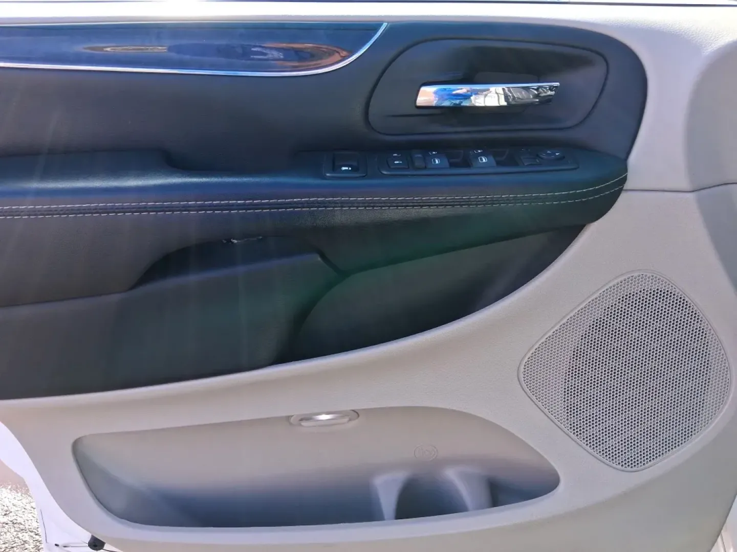 2015 Chrysler Town and Country Touring (2C4RC1BG1FR) with an 3.6L V-6 DOHC engine, 6-Speed Automatic transmission, located at 880 E. National Road, Vandalia, OH, 45377, (937) 908-9800, 39.891918, -84.183594 - Pack up the kids, load the cooler, and point the nose toward a weekend road trip-this 2015 Chrysler Town and Country Touring is built for real life in West Central Ohio. Whether you're shuttling a growing family to school and sports, commuting from Piqua to Troy, or planning an easy getaway up I-7 - Photo#19