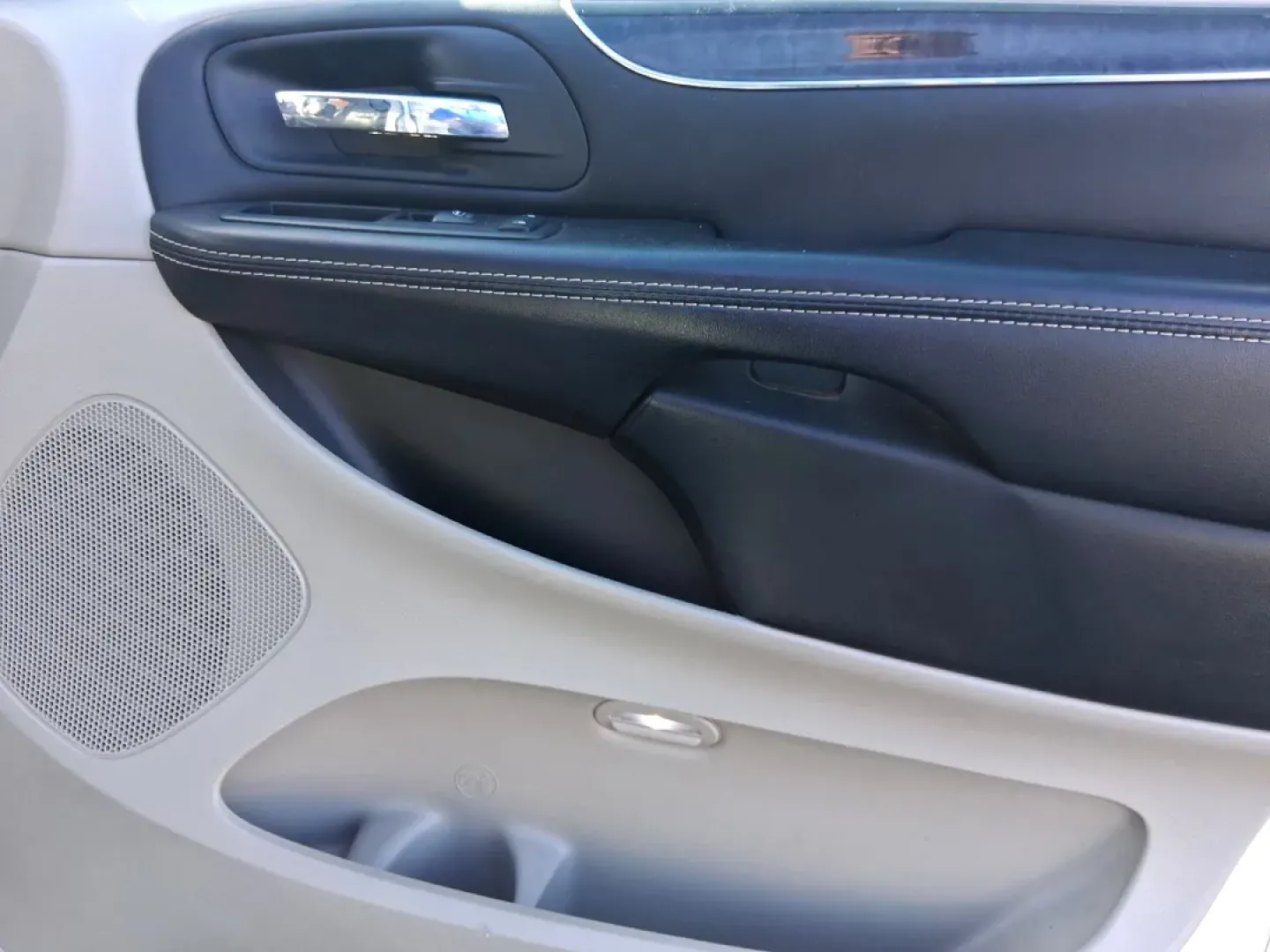 2015 Chrysler Town and Country Touring (2C4RC1BG1FR) with an 3.6L V-6 DOHC engine, 6-Speed Automatic transmission, located at 880 E. National Road, Vandalia, OH, 45377, (937) 908-9800, 39.891918, -84.183594 - Pack up the kids, load the cooler, and point the nose toward a weekend road trip-this 2015 Chrysler Town and Country Touring is built for real life in West Central Ohio. Whether you're shuttling a growing family to school and sports, commuting from Piqua to Troy, or planning an easy getaway up I-7 - Photo#20