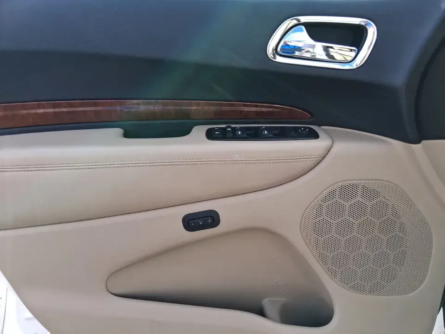 2015 Dodge Durango Limited (1C4RDJDG8FC) with an 3.6L V6 DOHC 24V engine, 8-Speed Automatic transmission, located at 1230 East Main St, Xenia, OH, 45385, (937) 908-9800, 39.688026, -83.910172 - Pack up the kids, load the cooler, and point the nose toward a weekend getaway-this 2015 Dodge Durango Limited is the kind of SUV that makes everyday life in West Central Ohio easier, from school drop-offs to road trips and everything in between. With confident 4WD/AWD capability, three-row flexibil - Photo#19