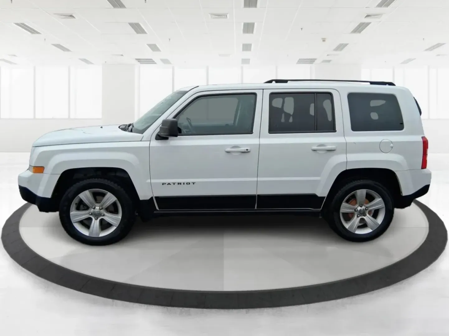2016 Jeep Patriot Latitude (1C4NJPFA8GD) with an 2.0L L4 DOHC 16V engine, located at 1184 Kauffman Ave, Fairborn, OH, 45324, (937) 908-9800, 39.807072, -84.030914 - Picture your next weekend escape: loading up the gear, pointing the hood toward John Bryan State Park or a day trip to Dayton, and enjoying the confident, go-anywhere feel that makes a Jeep a Jeep. This **2016 Jeep Patriot Latitude** is a smart fit for commuters, first-time buyers, and budget-consci - Photo#5