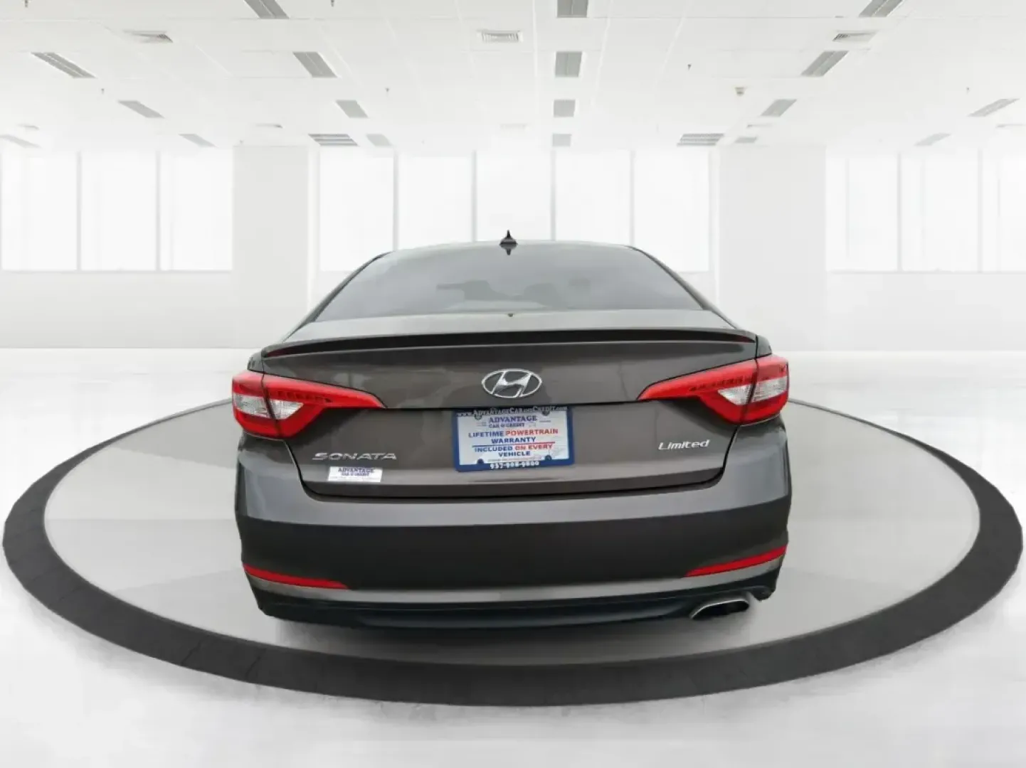 2016 Hyundai Sonata SE (5NPE24AFXGH) with an 2.4L I-4 gasoline direct injection engine, 7A transmission, located at 1184 Kauffman Ave, Fairborn, OH, 45324, (937) 908-9800, 39.807072, -84.030914 - Make every day in Fairborn feel easier-whether you're commuting to Wright-Patterson AFB, shuttling kids between school and practice, or planning a weekend drive out toward Yellow Springs and Glen Helen. This 2016 Hyundai Sonata SE sedan is built for real life: comfortable for long stretches on I675, - Photo#3