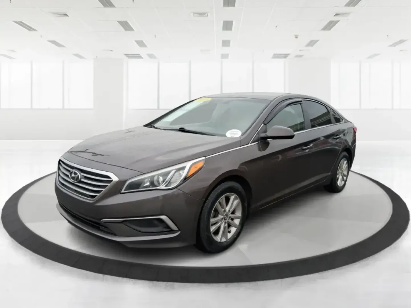 2016 Hyundai Sonata SE (5NPE24AFXGH) with an 2.4L I-4 gasoline direct injection engine, 7A transmission, located at 1184 Kauffman Ave, Fairborn, OH, 45324, (937) 908-9800, 39.807072, -84.030914 - Make every day in Fairborn feel easier-whether you're commuting to Wright-Patterson AFB, shuttling kids between school and practice, or planning a weekend drive out toward Yellow Springs and Glen Helen. This 2016 Hyundai Sonata SE sedan is built for real life: comfortable for long stretches on I675, - Photo#8