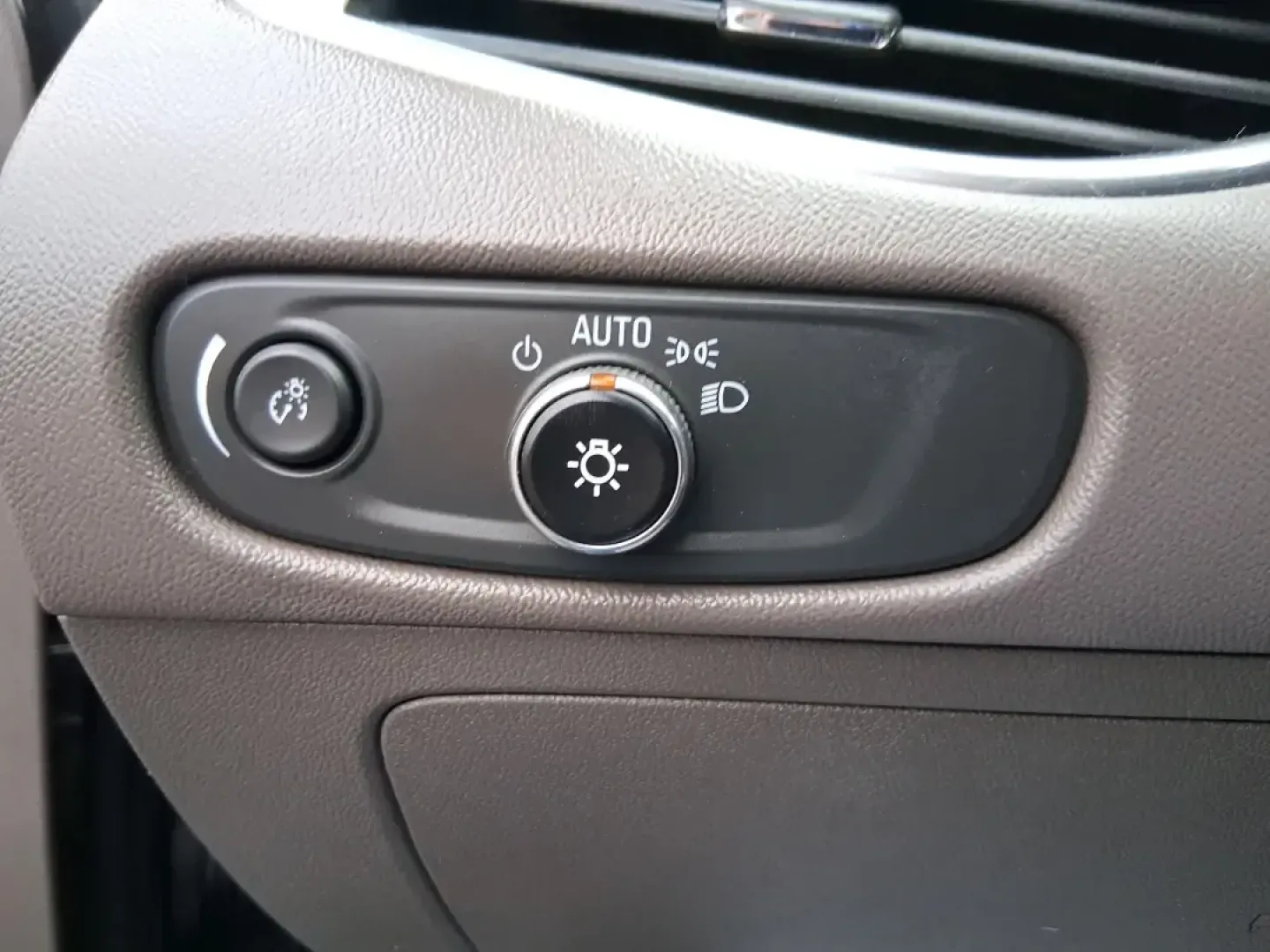 2016 Chevrolet Malibu 1LT (1G1ZE5ST4GF) with an ECOTEC 1.5L I-4 gasoline direct injection engine, 6A transmission, located at 1184 Kauffman Ave, Fairborn, OH, 45324, (937) 908-9800, 39.807072, -84.030914 - Need a dependable sedan for the daily commute to Wright-Patterson AFB, quick school drop-offs, or comfortable weekend drives to Yellow Springs? This 2016 Chevrolet Malibu 1LT is built for real life in Fairborn-efficient, easy to park, and packed with the comfort and safety features that make every m - Photo#17