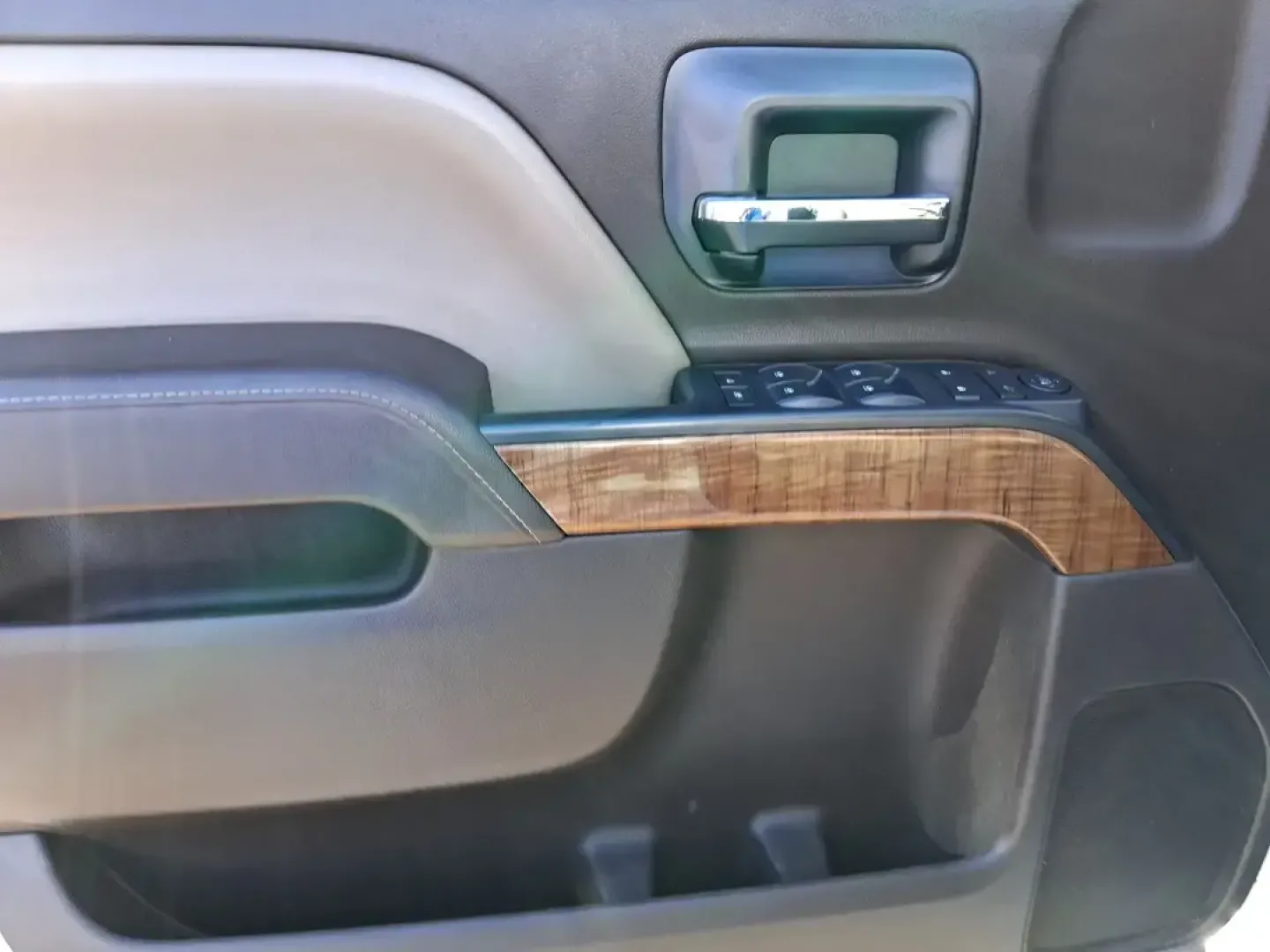 2016 GMC Sierra 1500 SLE (1GTV2MEC8GZ) with an EcoTec3 4.3L V-6 gasoline direct injection engine, 6A transmission, located at 1951 S Dayton Lakeview Rd., New Carlisle, OH, 45344, (937) 908-9800, 39.890999, -84.050255 - Need a truck that can handle Midwest weather, weekend projects, and that long stretch down I75 without breaking a sweat? This **2016 GMC Sierra 1500 SLE Double Cab 4WD** is built for real life in Moraine-whether you're hauling gear to a job site, towing the boat for a day near **Carillon Historical - Photo#18