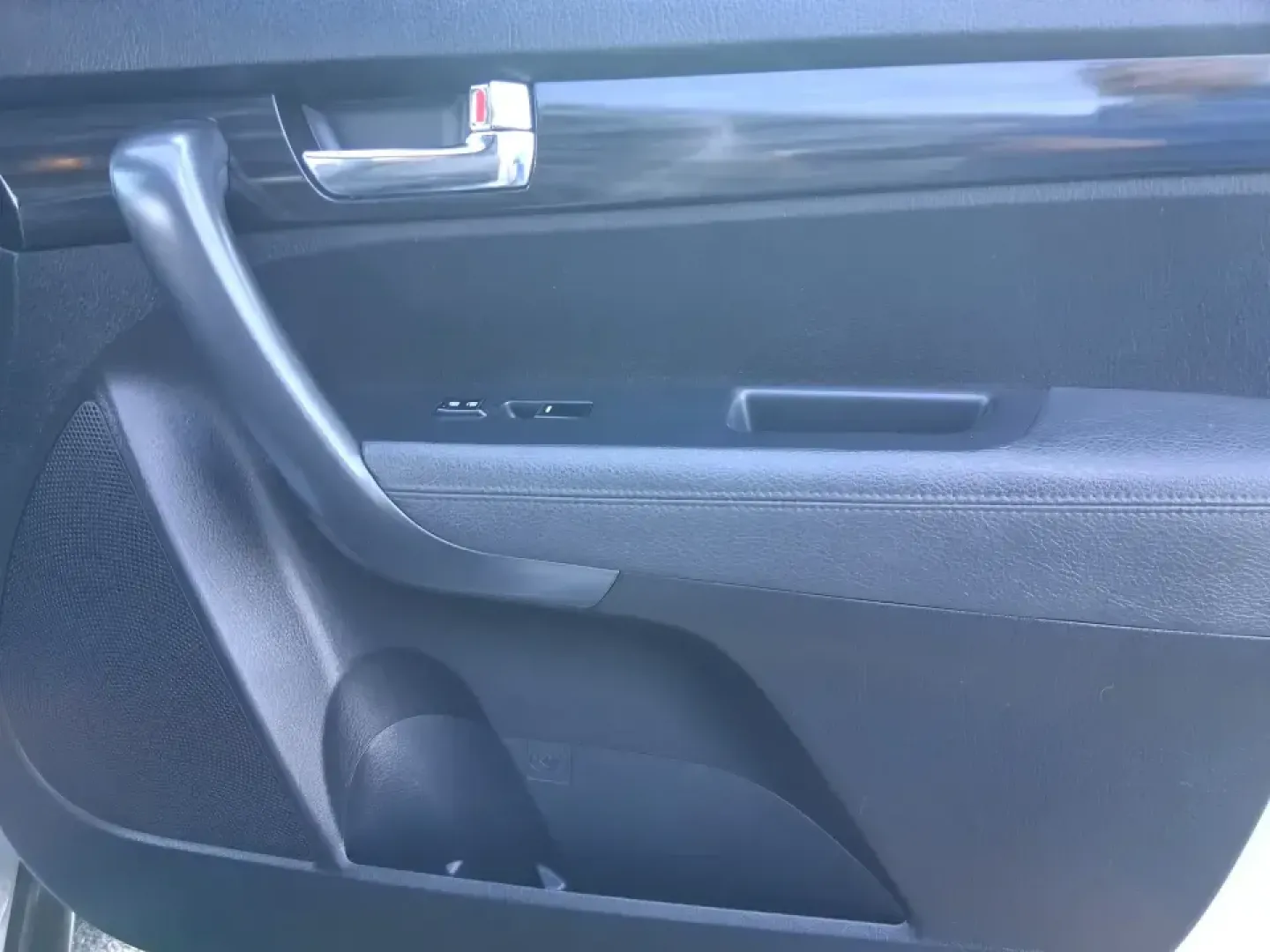 2013 Kia Sorento LX (5XYKTCA64DG) with an 2.4L I-4 gasoline direct injection engine, 6-Speed Automatic transmission, located at 1230 East Main St, Xenia, OH, 45385, (937) 908-9800, 39.688026, -83.910172 - Load up the kids, the dog, and the groceries-or point the hood toward a weekend escape at John Bryan State Park-because this 2013 Kia Sorento LX is the kind of practical SUV that fits real life in Greene County. With confident all-weather capability, flexible seating, and everyday comfort, it's idea - Photo#18