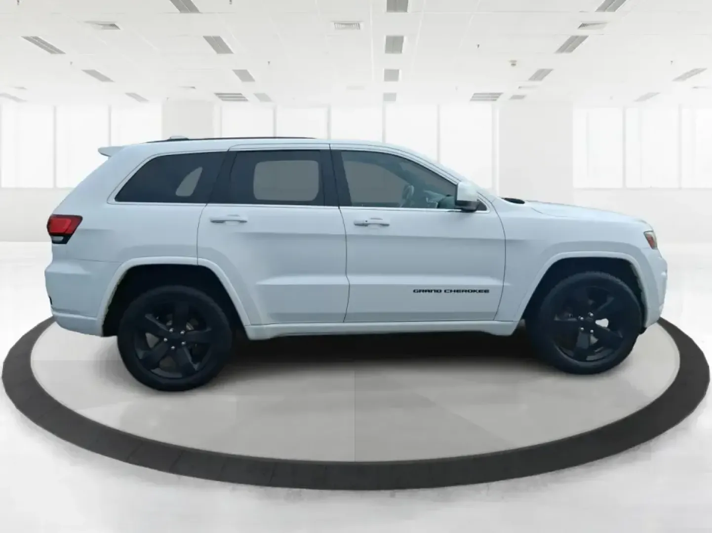 2015 Jeep Grand Cherokee Altitude (1C4RJFAG9FC) with an 3.6L V-6 DOHC engine, 8-Speed Automatic transmission, located at 1099 N County Rd 25A, Troy, OH, 45373, (937) 908-9800, 40.057079, -84.212883 - Weekend getaways to Hocking Hills, snowy school runs, or a confident daily commute up I75 feel easier when your SUV is built for real Ohio weather and real-life schedules. This 2015 Jeep Grand Cherokee Altitude in Bright White Clearcoat is the kind of capable, comfortable SUV that fits busy families - Photo#1