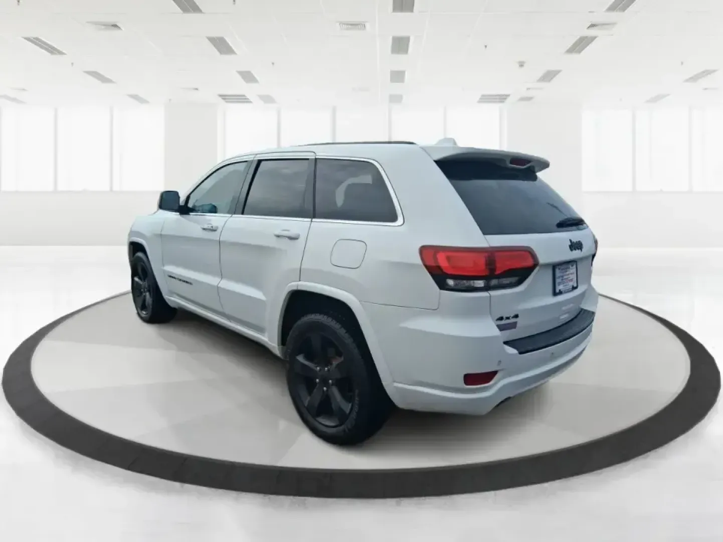 2015 Jeep Grand Cherokee Altitude (1C4RJFAG9FC) with an 3.6L V-6 DOHC engine, 8-Speed Automatic transmission, located at 1099 N County Rd 25A, Troy, OH, 45373, (937) 908-9800, 40.057079, -84.212883 - Weekend getaways to Hocking Hills, snowy school runs, or a confident daily commute up I75 feel easier when your SUV is built for real Ohio weather and real-life schedules. This 2015 Jeep Grand Cherokee Altitude in Bright White Clearcoat is the kind of capable, comfortable SUV that fits busy families - Photo#4