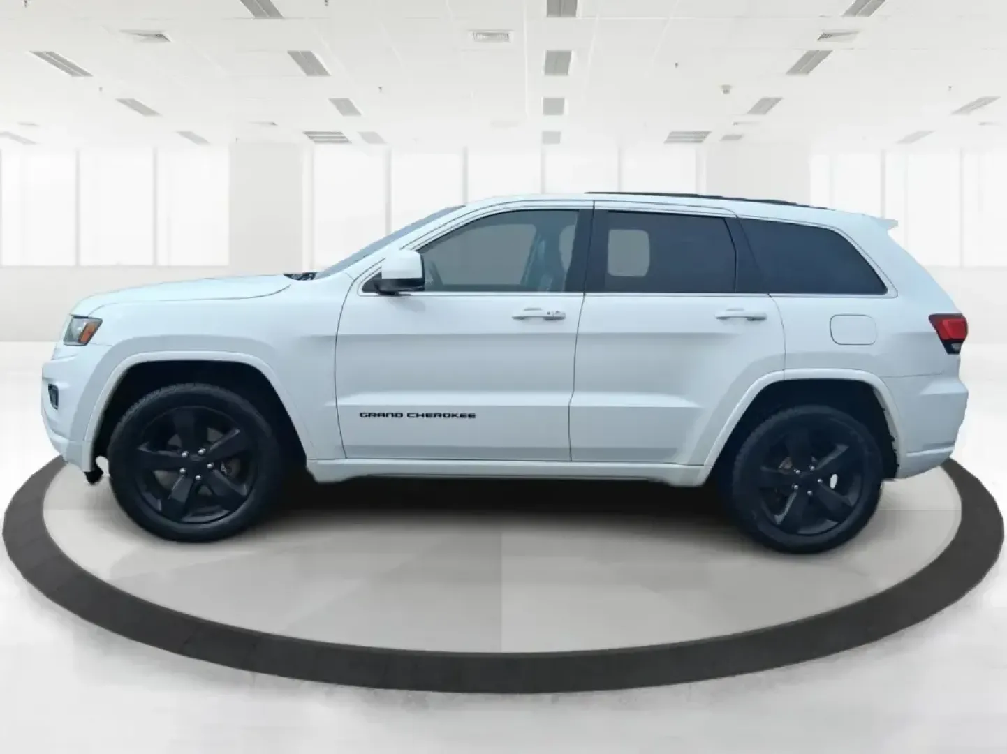 2015 Jeep Grand Cherokee Altitude (1C4RJFAG9FC) with an 3.6L V-6 DOHC engine, 8-Speed Automatic transmission, located at 1099 N County Rd 25A, Troy, OH, 45373, (937) 908-9800, 40.057079, -84.212883 - Weekend getaways to Hocking Hills, snowy school runs, or a confident daily commute up I75 feel easier when your SUV is built for real Ohio weather and real-life schedules. This 2015 Jeep Grand Cherokee Altitude in Bright White Clearcoat is the kind of capable, comfortable SUV that fits busy families - Photo#5