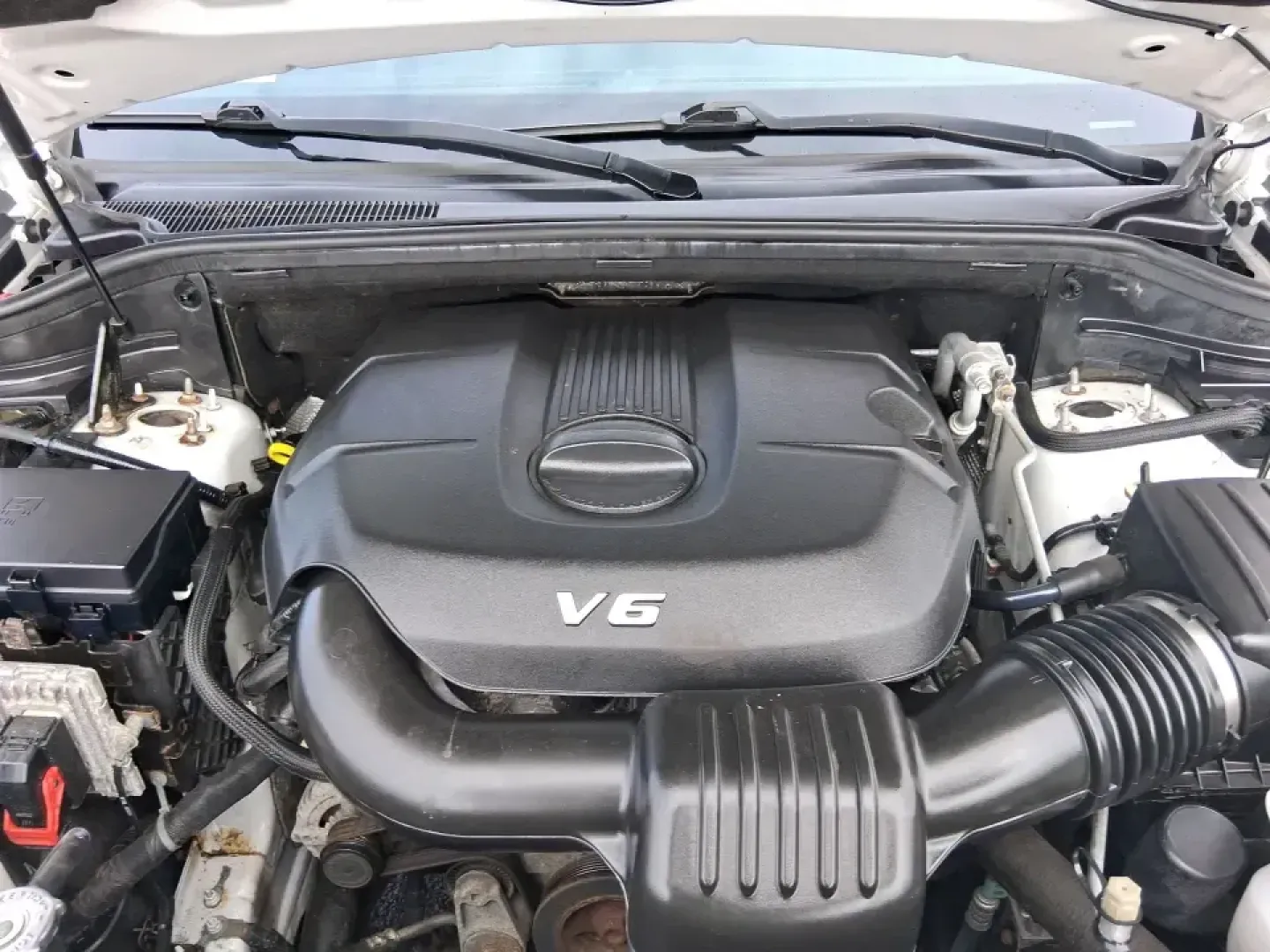 2015 Jeep Grand Cherokee Altitude (1C4RJFAG9FC) with an 3.6L V-6 DOHC engine, 8-Speed Automatic transmission, located at 1099 N County Rd 25A, Troy, OH, 45373, (937) 908-9800, 40.057079, -84.212883 - Weekend getaways to Hocking Hills, snowy school runs, or a confident daily commute up I75 feel easier when your SUV is built for real Ohio weather and real-life schedules. This 2015 Jeep Grand Cherokee Altitude in Bright White Clearcoat is the kind of capable, comfortable SUV that fits busy families - Photo#11