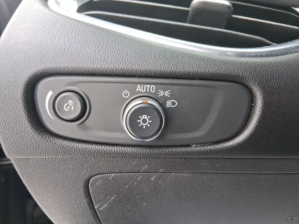 2018 Chevrolet Malibu LT (1G1ZD5STXJF) with an ECOTEC 1.5L I-4 gasoline direct injection engine, 6A transmission, located at 1230 East Main St, Xenia, OH, 45385, (937) 908-9800, 39.688026, -83.910172 - Need a dependable sedan that can handle the weekday commute, weekend errands, and the occasional I-75 road trip without draining your budget? This 2018 Chevrolet Malibu LT is built for real life in Troy-comfortable for long drives, efficient on regular unleaded, and roomy enough for growing families - Photo#18