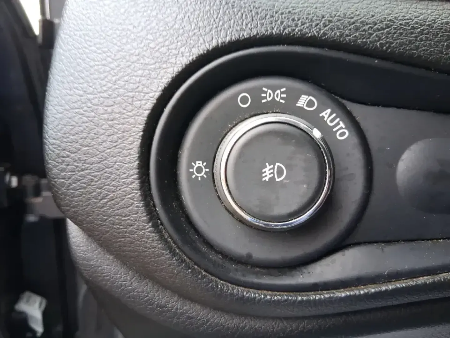 2018 Jeep Renegade Upland Edition 4x4 (ZACCJBAB1JP) with an Tigershark MultiAir 2.4L I-4 variable valve contro engine, 6M transmission, located at 1230 East Main St, Xenia, OH, 45385, (937) 908-9800, 39.688026, -83.910172 - Weekend getaways to John Bryan State Park, snowy commutes down US-35, or daily school-and-grocery runs around Xenia all get easier when you've got a compact SUV that's sized for city parking but ready for Ohio backroads. This 2018 Jeep Renegade Upland Edition 4x4 brings that go-anywhere, do-everythi - Photo#17