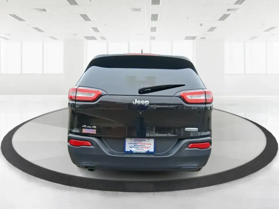 2015 Jeep Cherokee Latitude (1C4PJMCBXFW) with an 2.4L L4 DOHC 16V engine, 9-Speed Automatic transmission, located at 1230 East Main St, Xenia, OH, 45385, (937) 908-9800, 39.688026, -83.910172 - Weekend escapes to John Bryan State Park, snowy school runs, and everyday commuting up US35 feel a lot easier when you're driving a capable crossover that's comfortable, confident, and ready for Ohio weather. This 2015 Jeep Cherokee Latitude is a smart fit for busy families in Beavercreek, professio - Photo#3