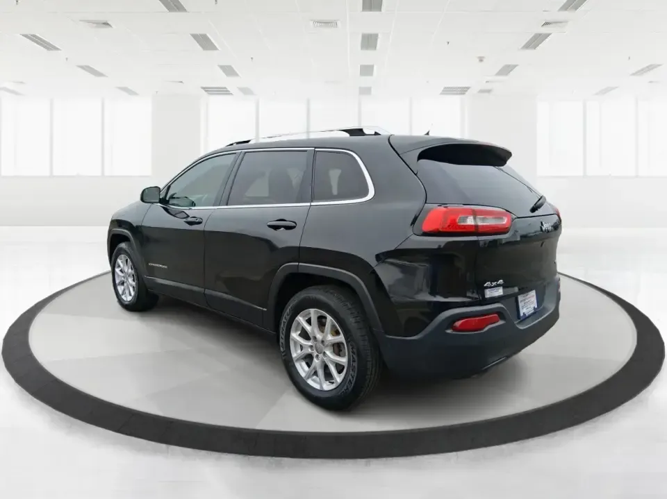 2015 Jeep Cherokee Latitude (1C4PJMCBXFW) with an 2.4L L4 DOHC 16V engine, 9-Speed Automatic transmission, located at 1230 East Main St, Xenia, OH, 45385, (937) 908-9800, 39.688026, -83.910172 - Weekend escapes to John Bryan State Park, snowy school runs, and everyday commuting up US35 feel a lot easier when you're driving a capable crossover that's comfortable, confident, and ready for Ohio weather. This 2015 Jeep Cherokee Latitude is a smart fit for busy families in Beavercreek, professio - Photo#4