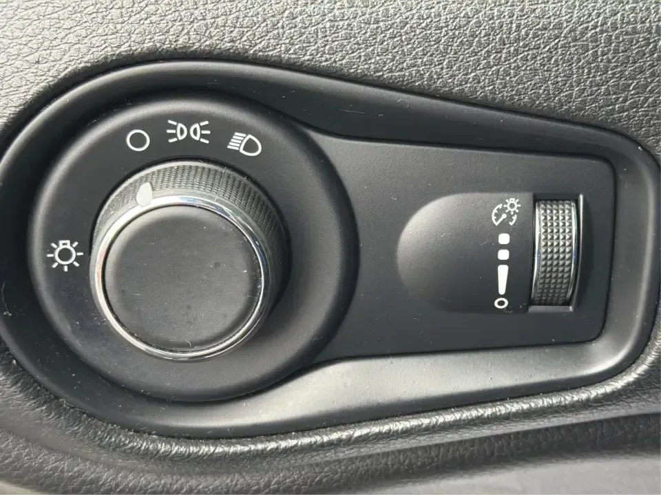 2018 Jeep Renegade Sport 4x4 (ZACCJBAB5JP) with an 2.4L L4 DOHC 16V engine, 6M transmission, located at 880 E. National Road, Vandalia, OH, 45377, (937) 908-9800, 39.891918, -84.183594 - Ready for weekend adventures at Englewood MetroPark, snowy commutes up I75, or a spontaneous road trip down U.S. Route 40? This 2018 Jeep Renegade Sport 4x4 is the kind of compact SUV that fits real life in Vandalia, OH-easy to park around town, confident when the weather turns, and versatile enough - Photo#17