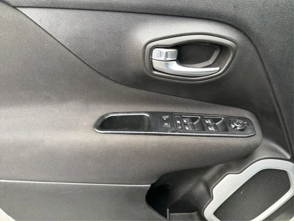 2018 Jeep Renegade Sport 4x4 (ZACCJBAB5JP) with an 2.4L L4 DOHC 16V engine, 6M transmission, located at 4508 South Dixie Dr, Moraine, OH, 45439, (937) 908-9800, 39.689976, -84.218452 - 2018 Jeep Renegade Sport 4x4 - Photo#18