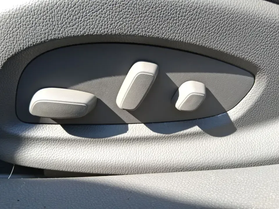 2016 Chevrolet Impala 1FL (2G11X5SA3G9) with an Ecotec 2.5L I-4 gasoline direct injection engine, 6A transmission, located at 401 Woodman Dr, Riverside, OH, 45431, (937) 908-9800, 39.760899, -84.123421 - Need a comfortable, dependable sedan for daily commutes, school drop-offs, and weekend getaways without the stress of traditional bank hoops? This 2016 Chevrolet Impala 1FL in Summit White is built for real life in the Dayton-area-smooth on I-675 and Route 35, easy to park around The Greene, and rel - Photo#17