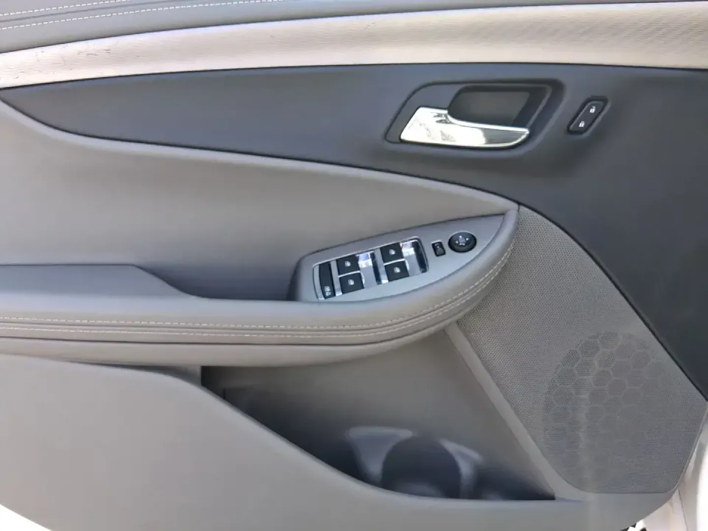 2016 Chevrolet Impala 1FL (2G11X5SA3G9) with an Ecotec 2.5L I-4 gasoline direct injection engine, 6A transmission, located at 401 Woodman Dr, Riverside, OH, 45431, (937) 908-9800, 39.760899, -84.123421 - Need a comfortable, dependable sedan for daily commutes, school drop-offs, and weekend getaways without the stress of traditional bank hoops? This 2016 Chevrolet Impala 1FL in Summit White is built for real life in the Dayton-area-smooth on I-675 and Route 35, easy to park around The Greene, and rel - Photo#18