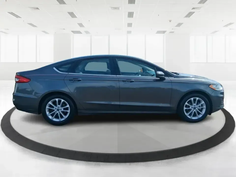 2019 Ford Fusion SE (3FA6P0H74KR) with an 2.5L L4 DOHC 16V engine, 6A transmission, located at 4508 South Dixie Dr, Moraine, OH, 45439, (937) 908-9800, 39.689976, -84.218452 - Need a reliable commuter sedan that can handle the daily grind from Riverside to Downtown Dayton, plus weekend runs to The Greene or a quick getaway to Carillon Historical Park? This 2019 Ford Fusion SE is built for real life-comfortable for long commutes, efficient on regular unleaded, and packed w - Photo#1