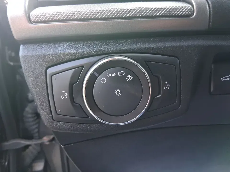 2019 Ford Fusion SE (3FA6P0H74KR) with an 2.5L L4 DOHC 16V engine, 6A transmission, located at 4508 South Dixie Dr, Moraine, OH, 45439, (937) 908-9800, 39.689976, -84.218452 - Need a reliable commuter sedan that can handle the daily grind from Riverside to Downtown Dayton, plus weekend runs to The Greene or a quick getaway to Carillon Historical Park? This 2019 Ford Fusion SE is built for real life-comfortable for long commutes, efficient on regular unleaded, and packed w - Photo#17